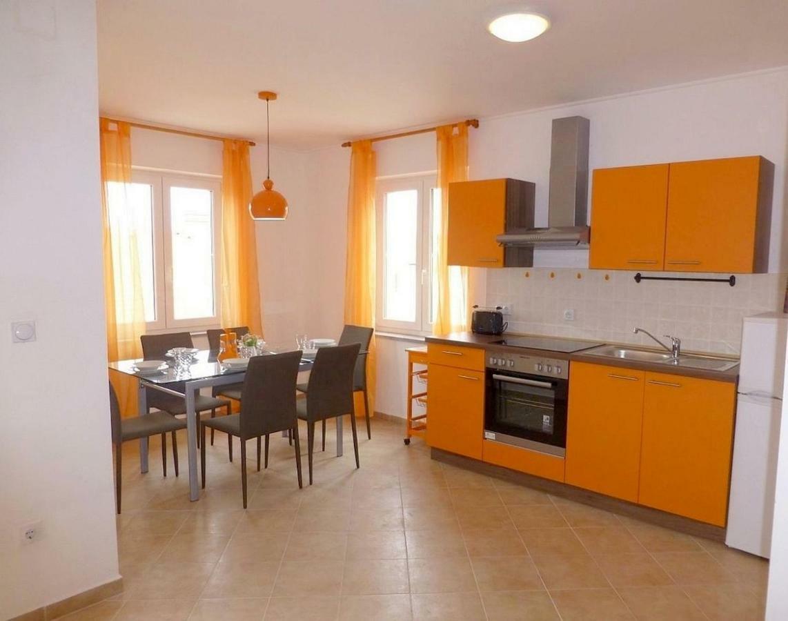 Apartments Kvesic Šilo Buitenkant foto