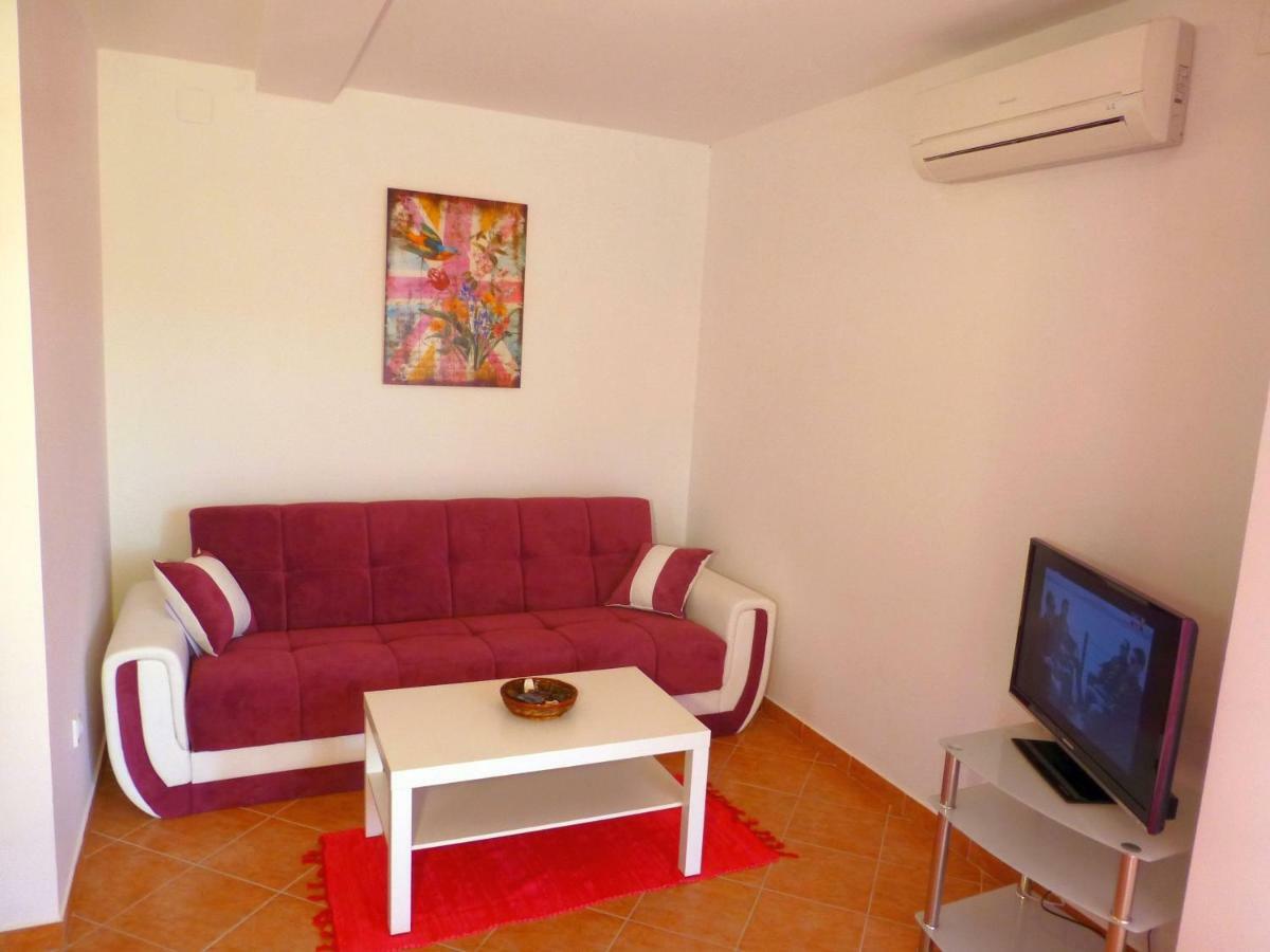 Apartments Kvesic Šilo Buitenkant foto