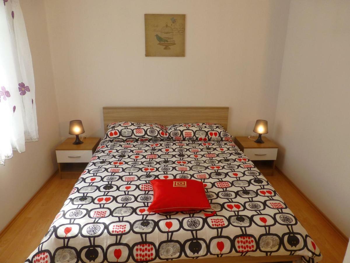 Apartments Kvesic Šilo Buitenkant foto